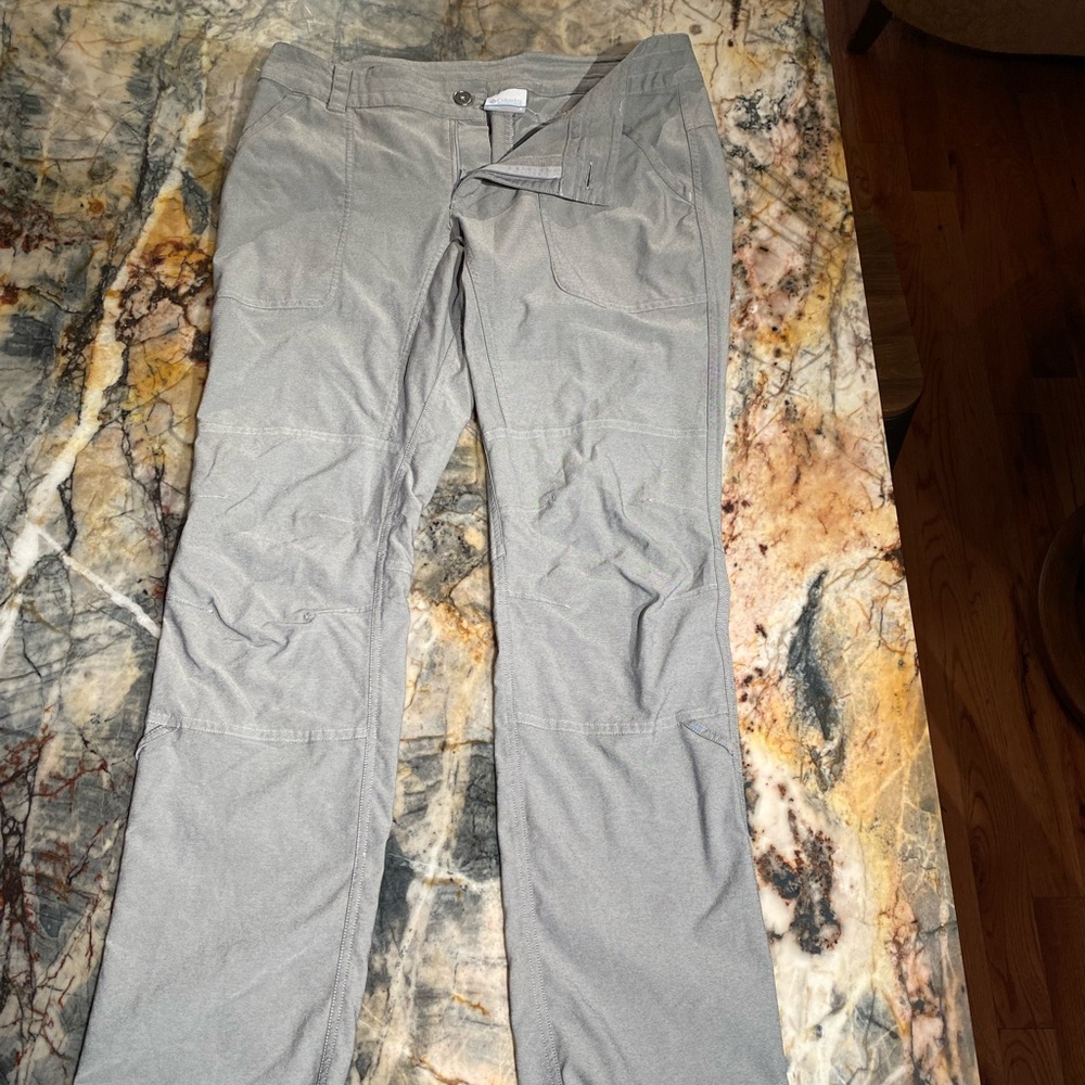 Women pants, 8 long Columbia brand carpenter style light weight very fine shape